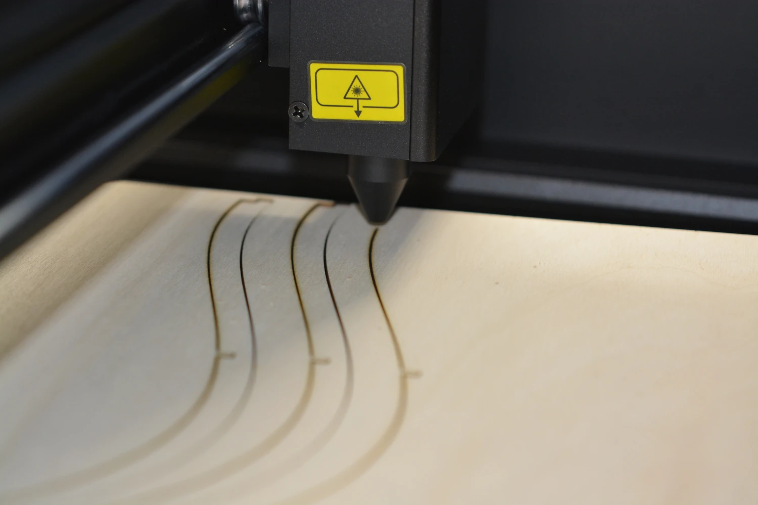 Découpeuse laser CO2 ETIMAX en fonctionnement