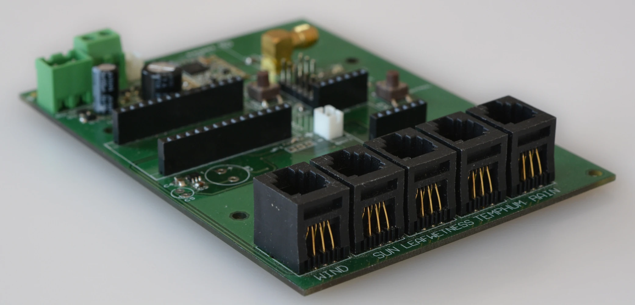 Carte électronique conçue par ETIMAX — PCB assemblé pour station météo connectée